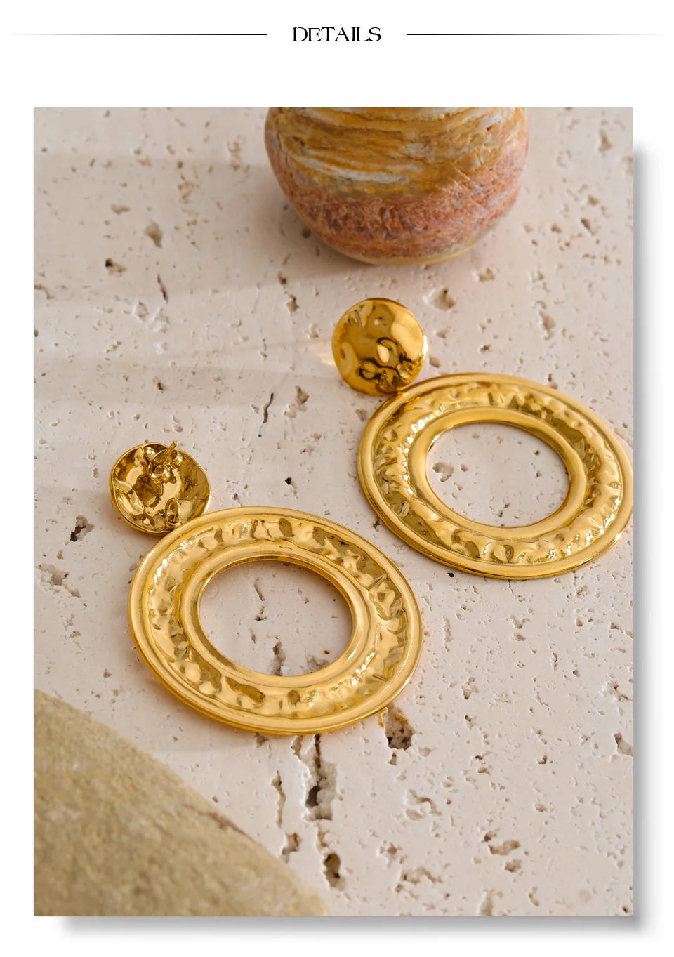 Geometric earrings in gold-plated stainless steel.