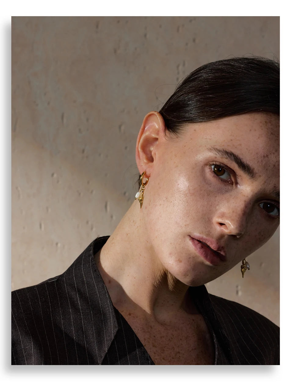 Freshwater pearl shell star earrings in gold-plated stainless steel with freshwater pearl and shell.