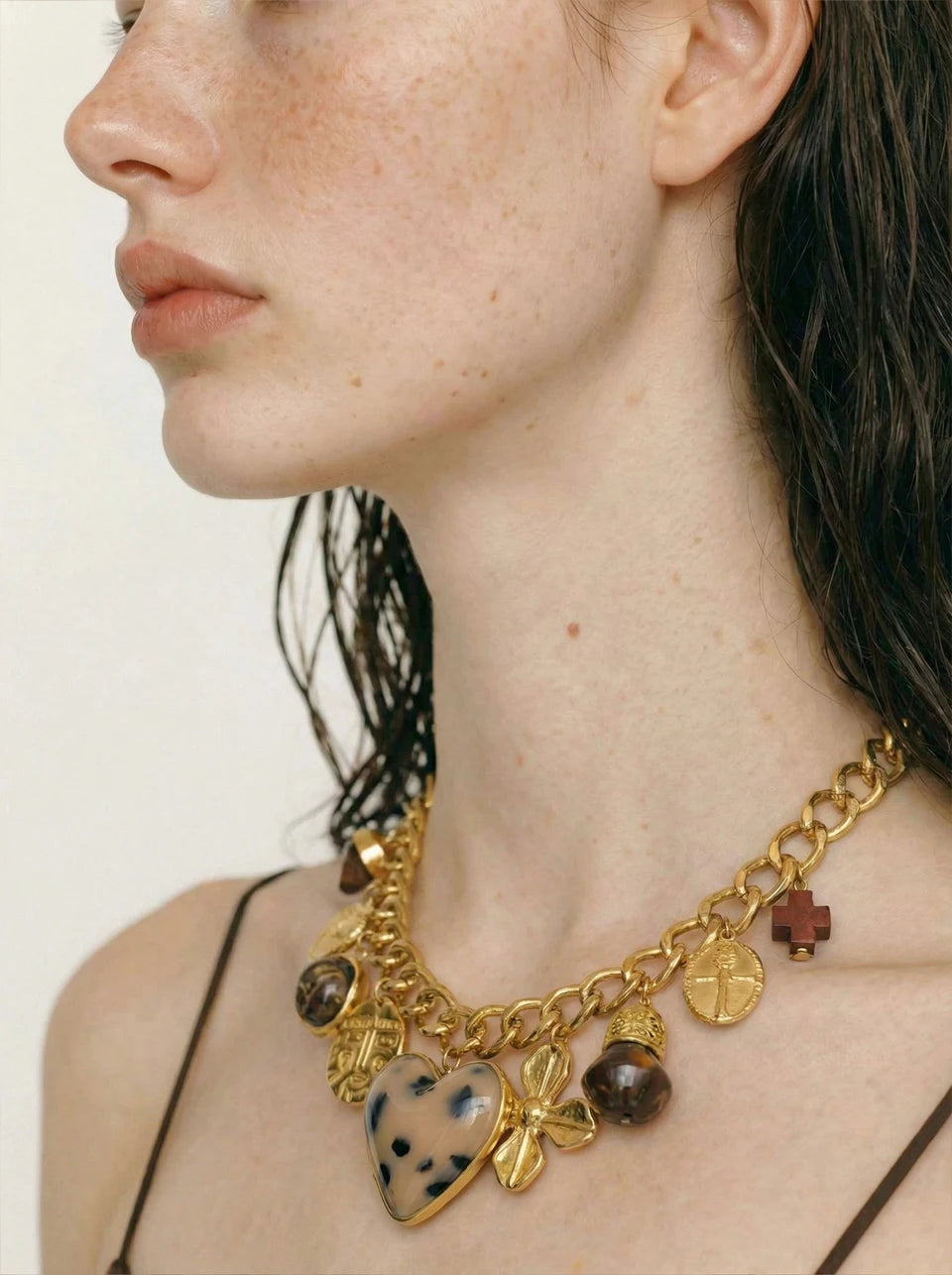 Resin heart flower necklace in gold-plated stainless steel with resin.