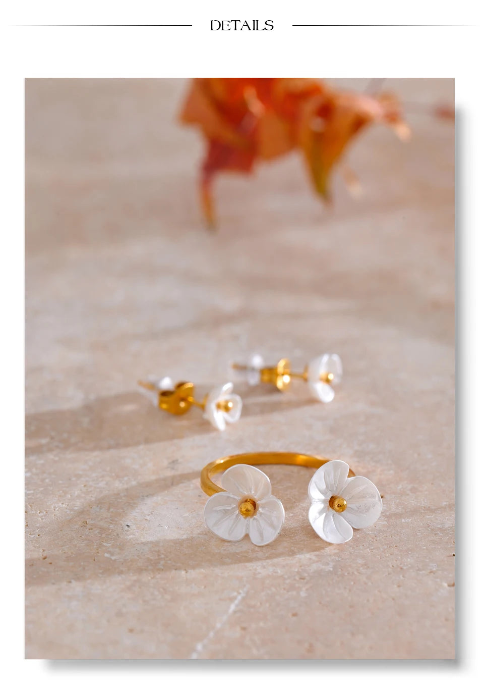 Resin flower earrings in gold-plated stainless steel with resin.
