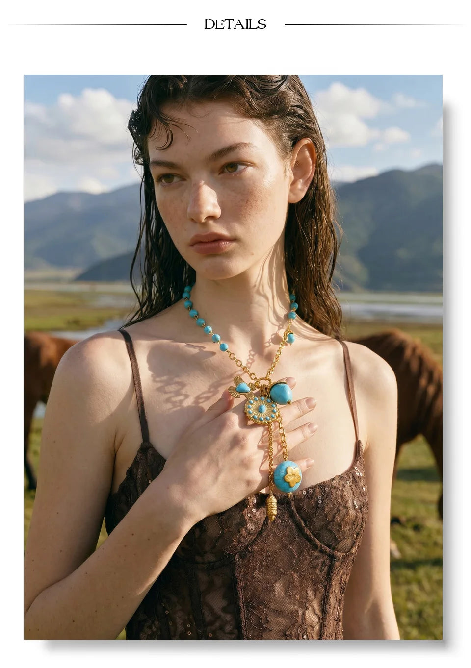 Natural stone flower geometric necklace in gold-plated stainless steel with natural stone.