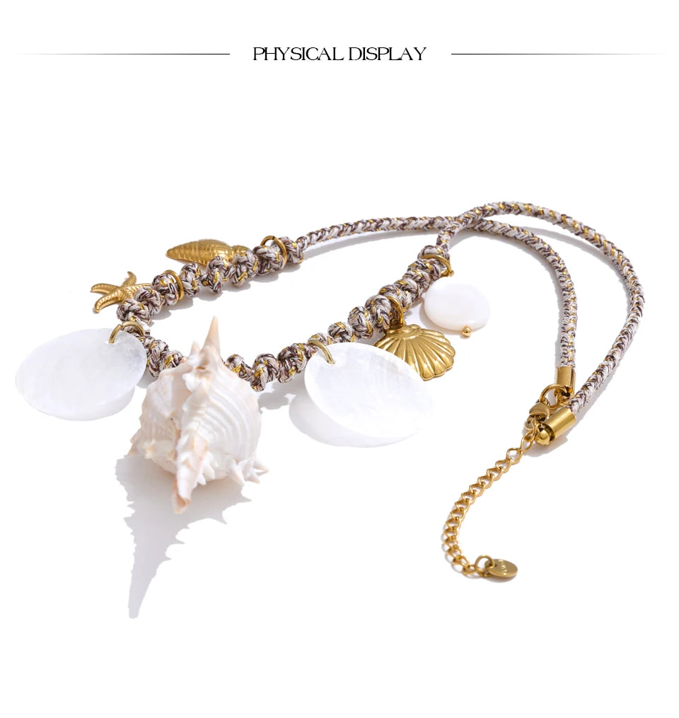 Shell star geometric necklace in gold-plated stainless steel with shell.