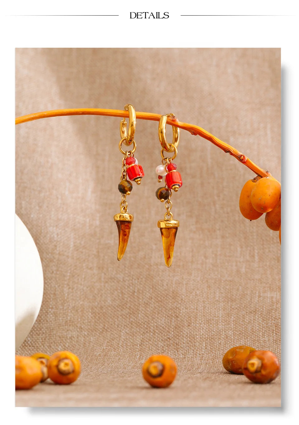 Resin geometric earrings in gold-plated stainless steel with resin.