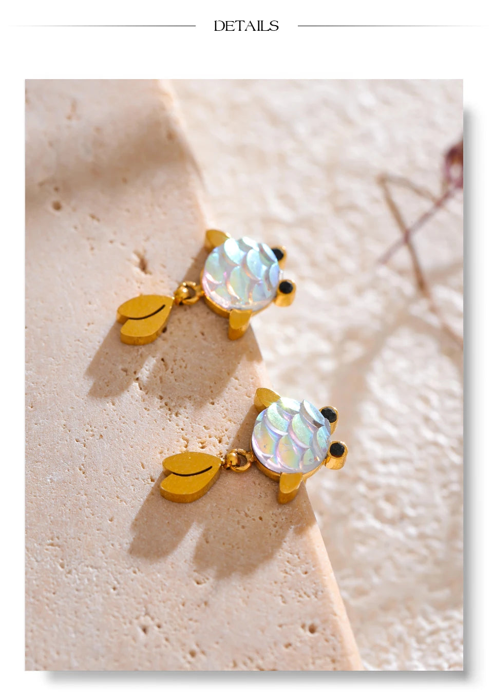Resin multi-color geometric earrings in gold-plated stainless steel with resin.