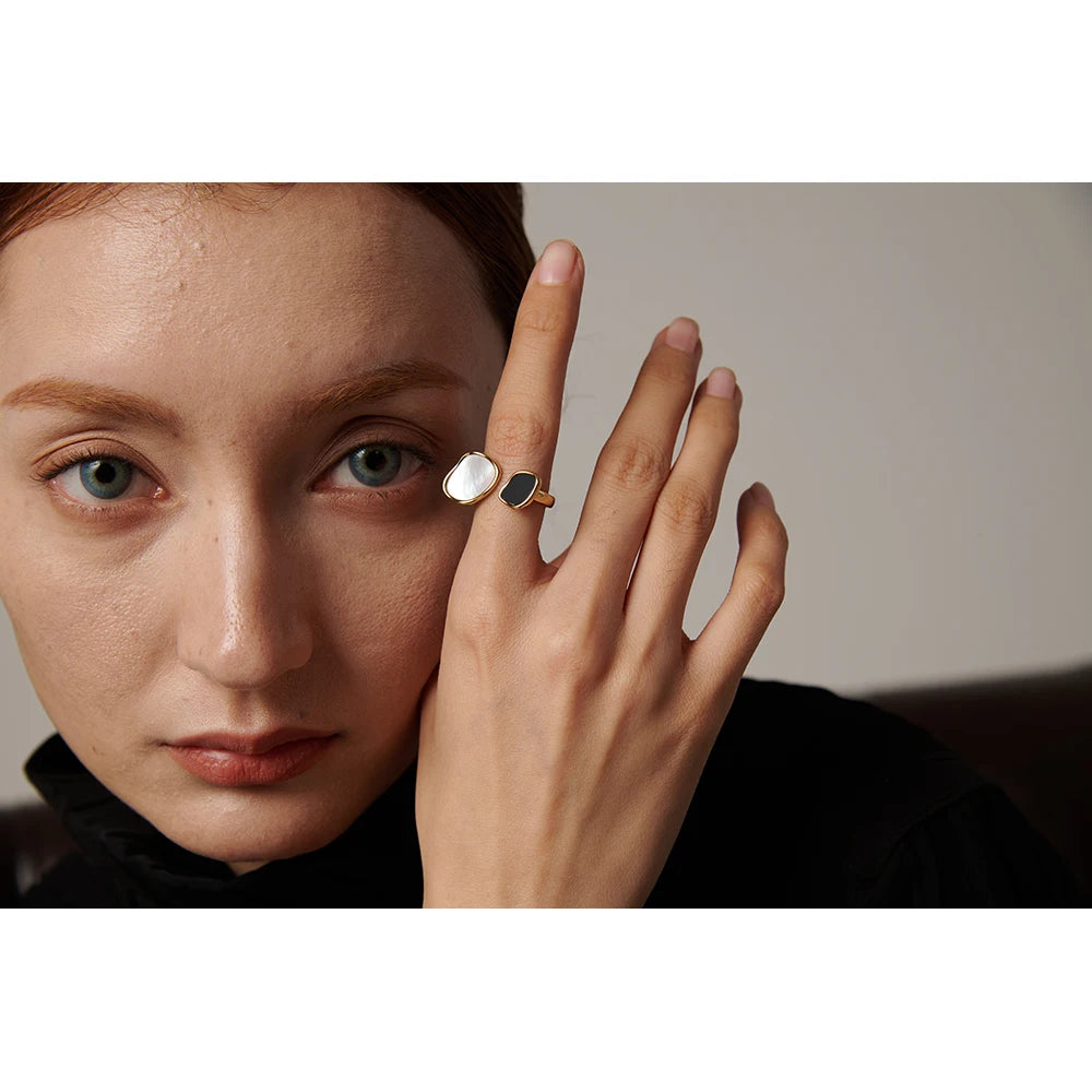 Shell acrylic geometric ring in 18K gold-plated 316L stainless steel with shell and acrylic.