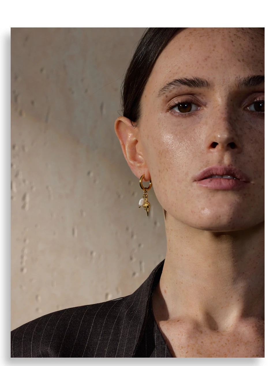 Freshwater pearl shell star earrings in gold-plated stainless steel with freshwater pearl and shell.