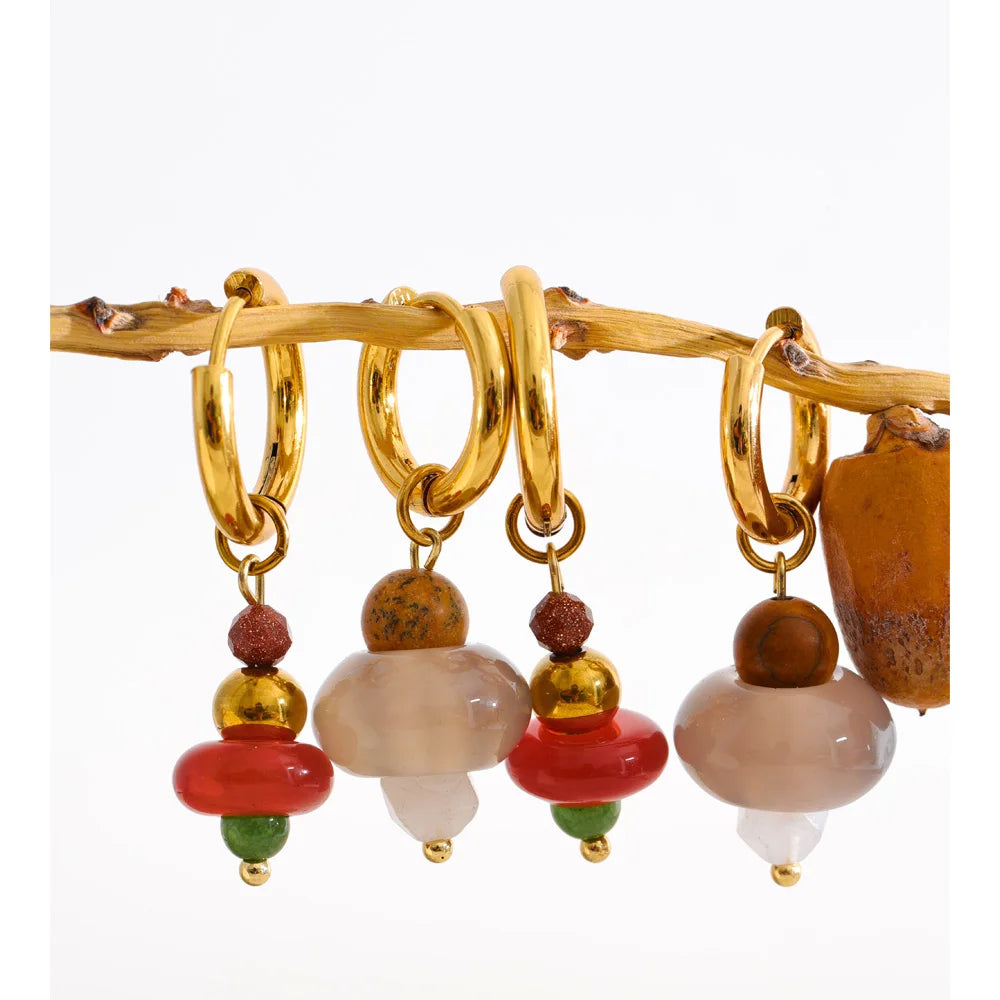 Natural stone geometric earrings in gold-plated stainless steel with natural stone.