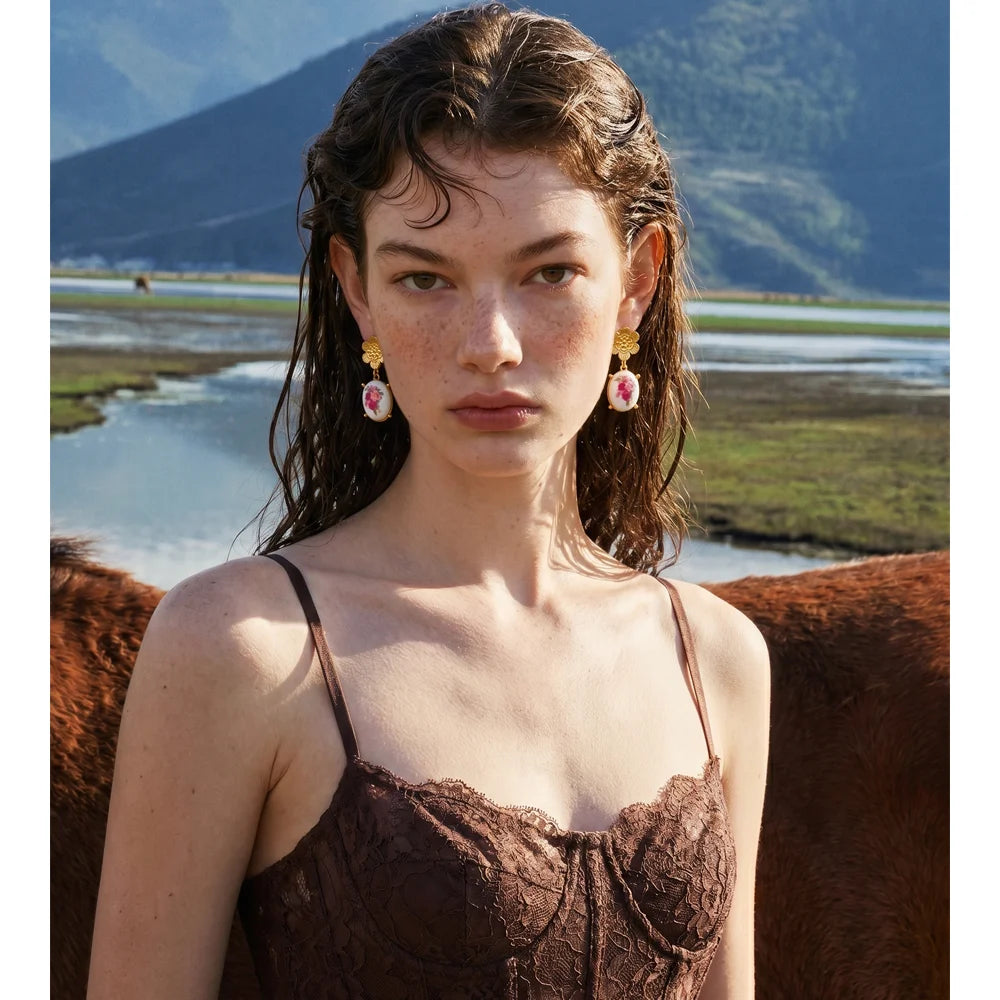 Resin flower earrings in gold-plated stainless steel with resin.