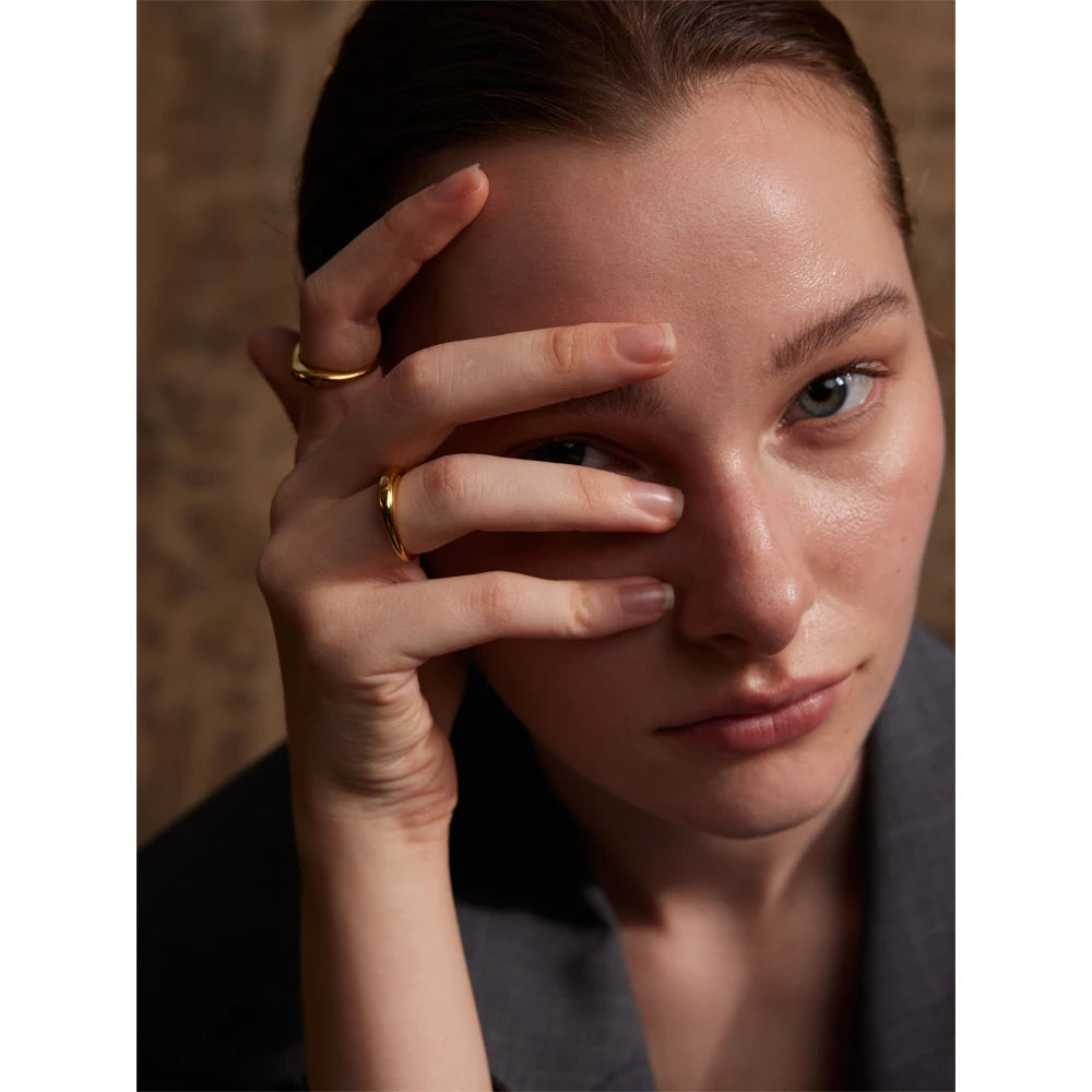 Hammered minimalist geometric ring in gold-plated stainless steel.