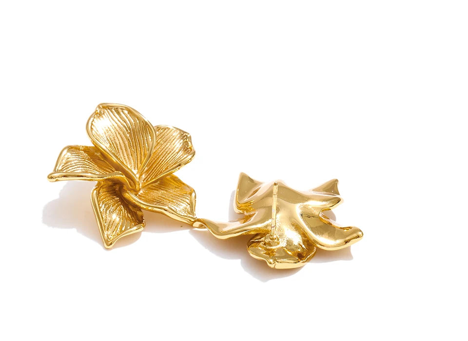 Flower earrings in gold-plated stainless steel.