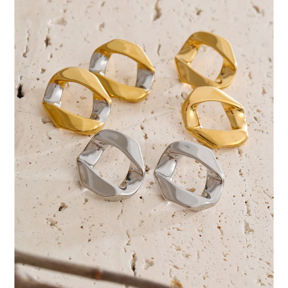 Geometric earrings in gold-plated stainless steel.