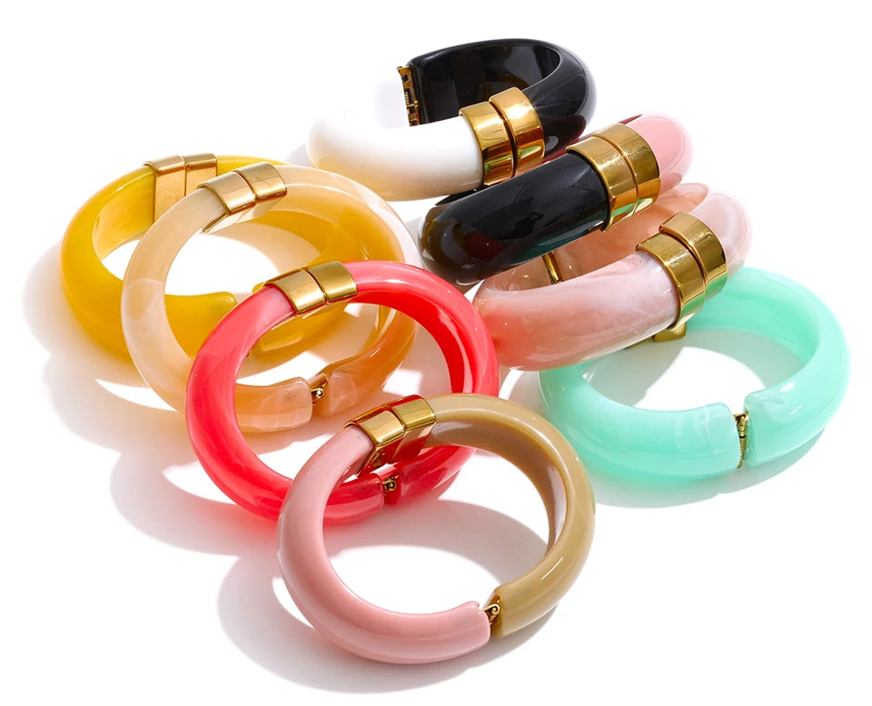Resin acrylic geometric bracelet in gold-plated stainless steel with resin and acrylic.
