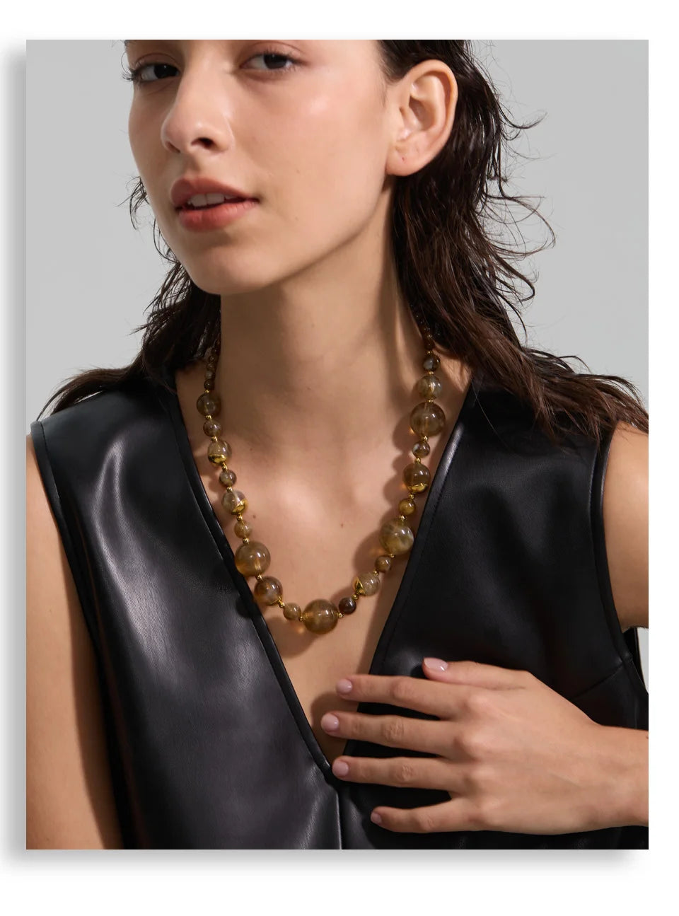 Pearl resin acrylic necklace in gold-plated stainless steel with pearl and resin.