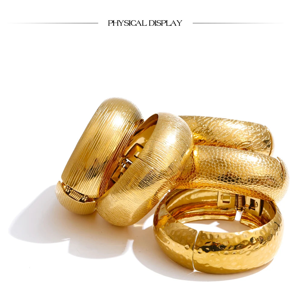 Hammered geometric bracelet in gold-plated stainless steel.