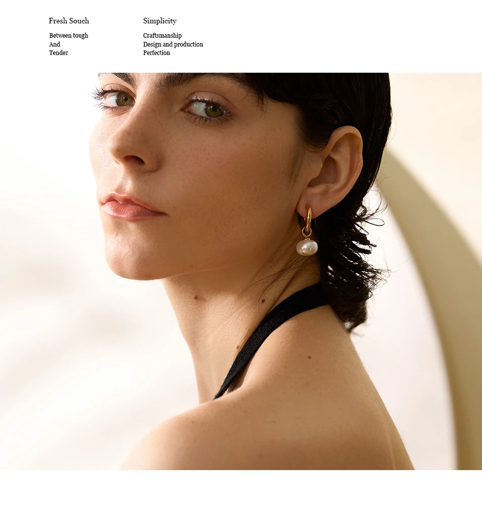 Pearl geometric earrings in gold-plated stainless steel with pearl.