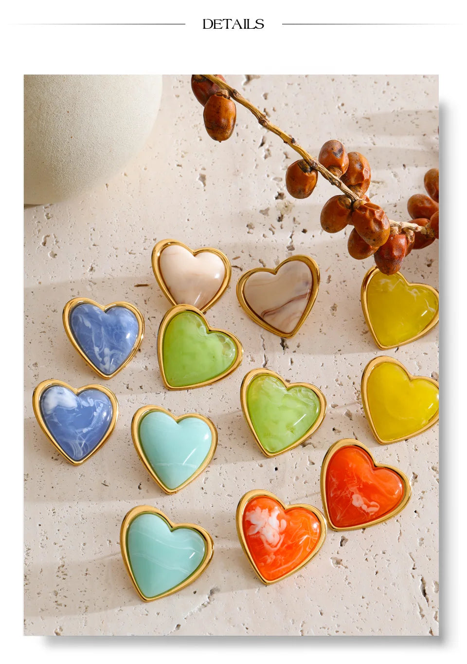 Resin acrylic heart earrings in gold-plated stainless steel with resin and acrylic.
