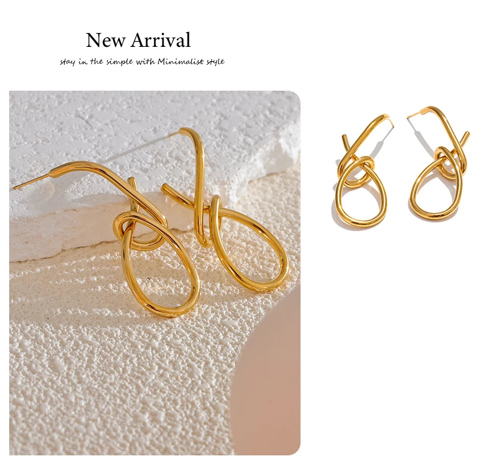 Geometric earrings in gold-plated stainless steel.