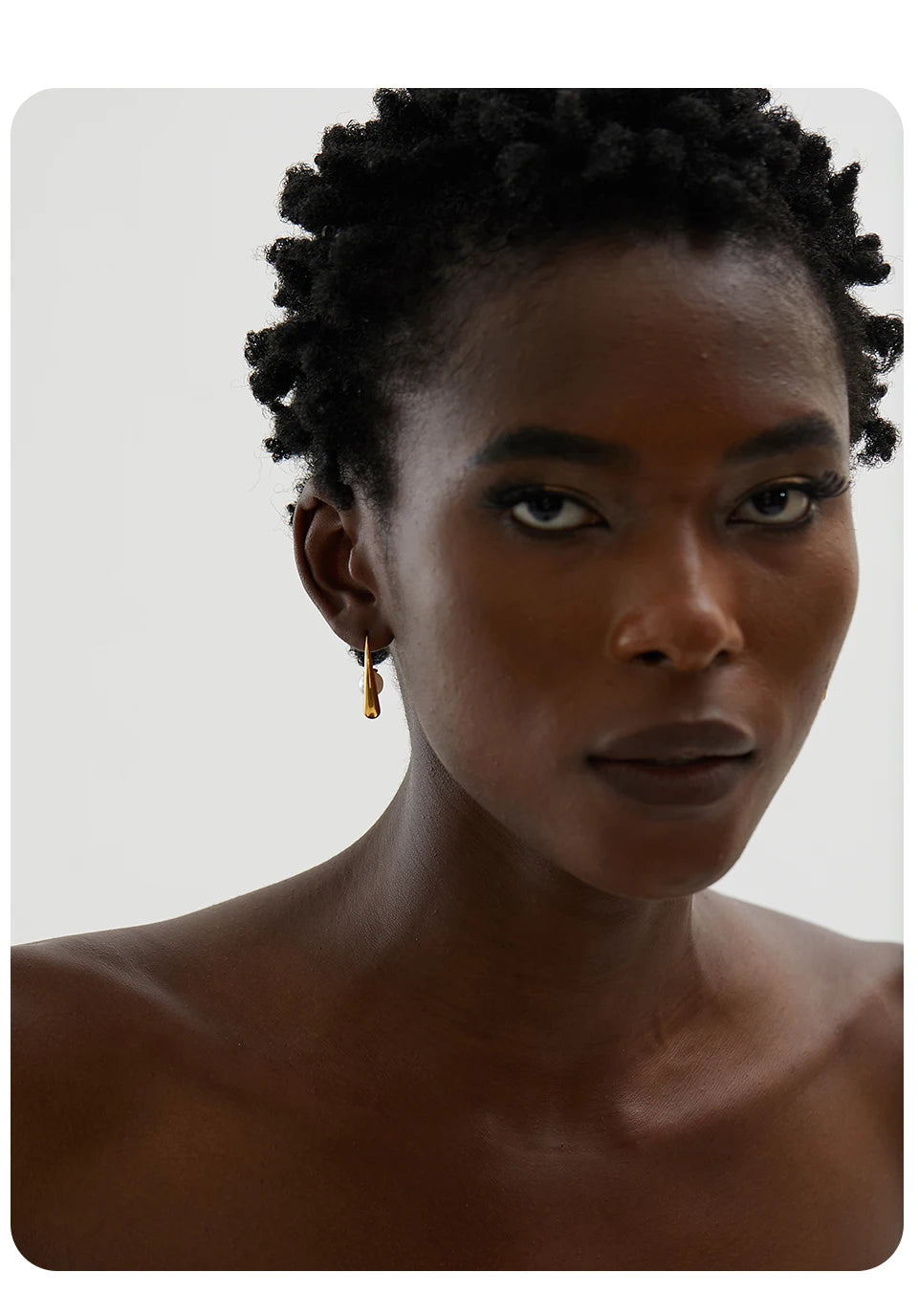 Pearl minimalist geometric earrings in stainless steel with pearl.