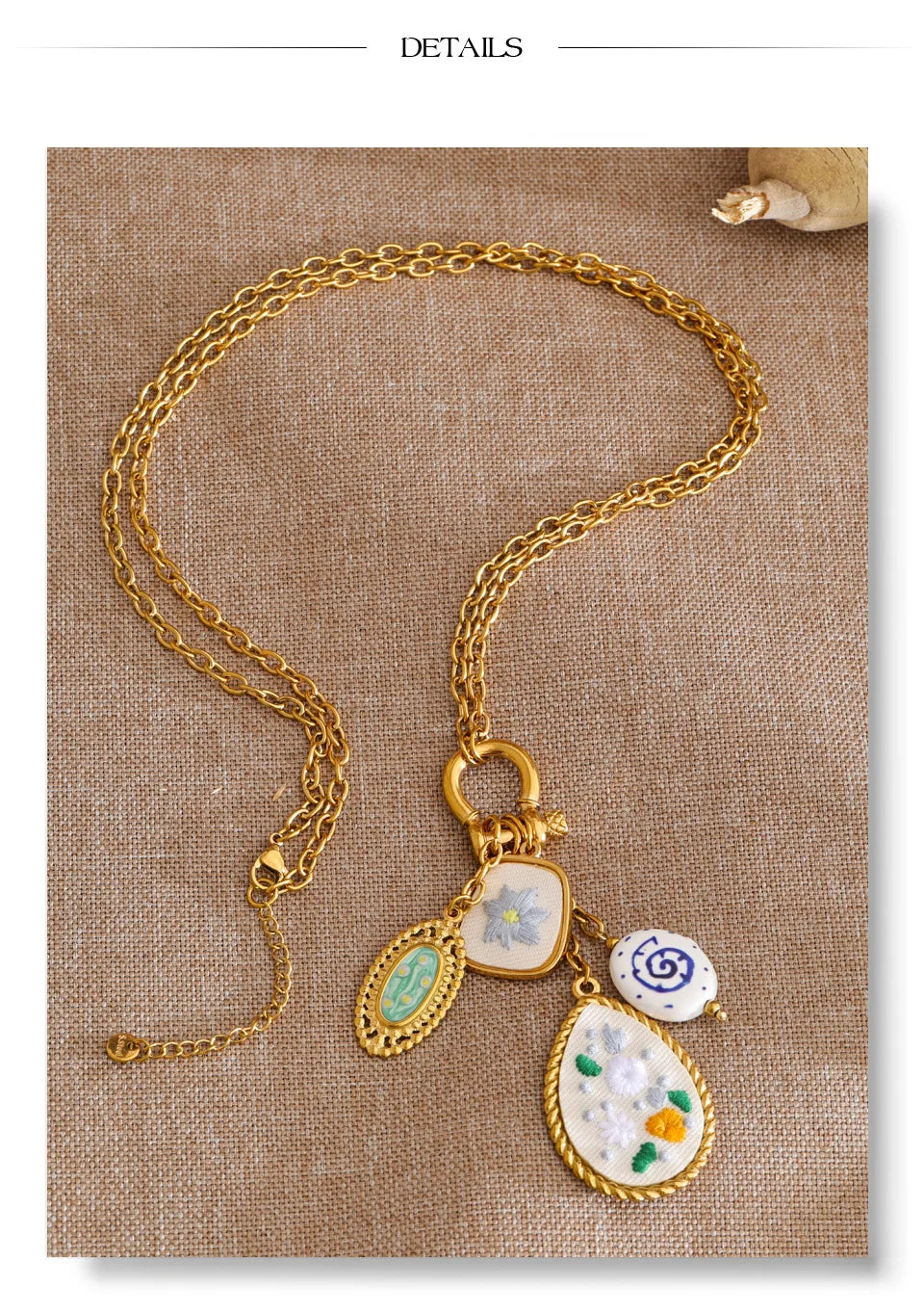 Flower necklace in gold-plated stainless steel.