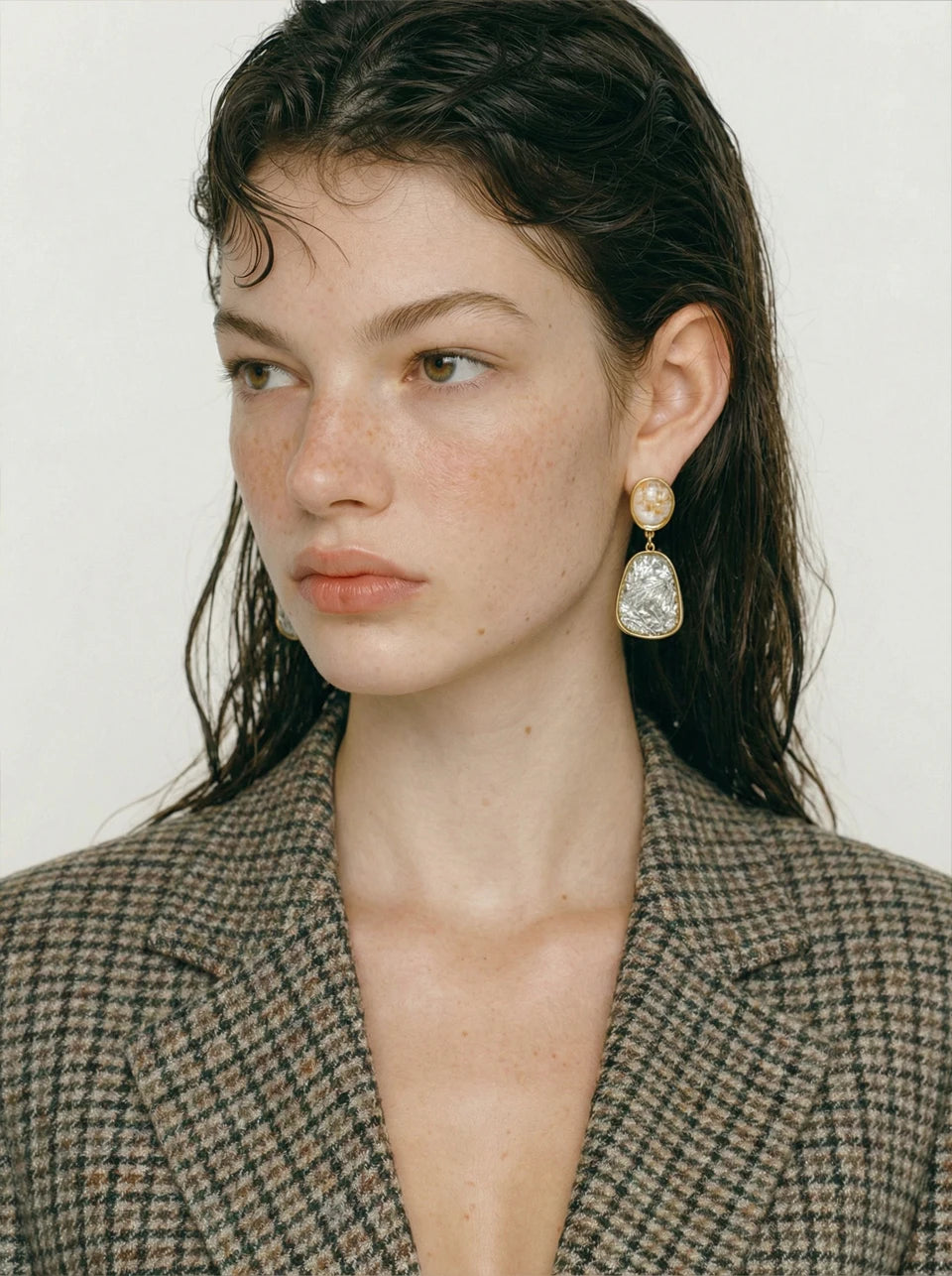 White resin multi-color earrings in gold-plated stainless steel with resin.