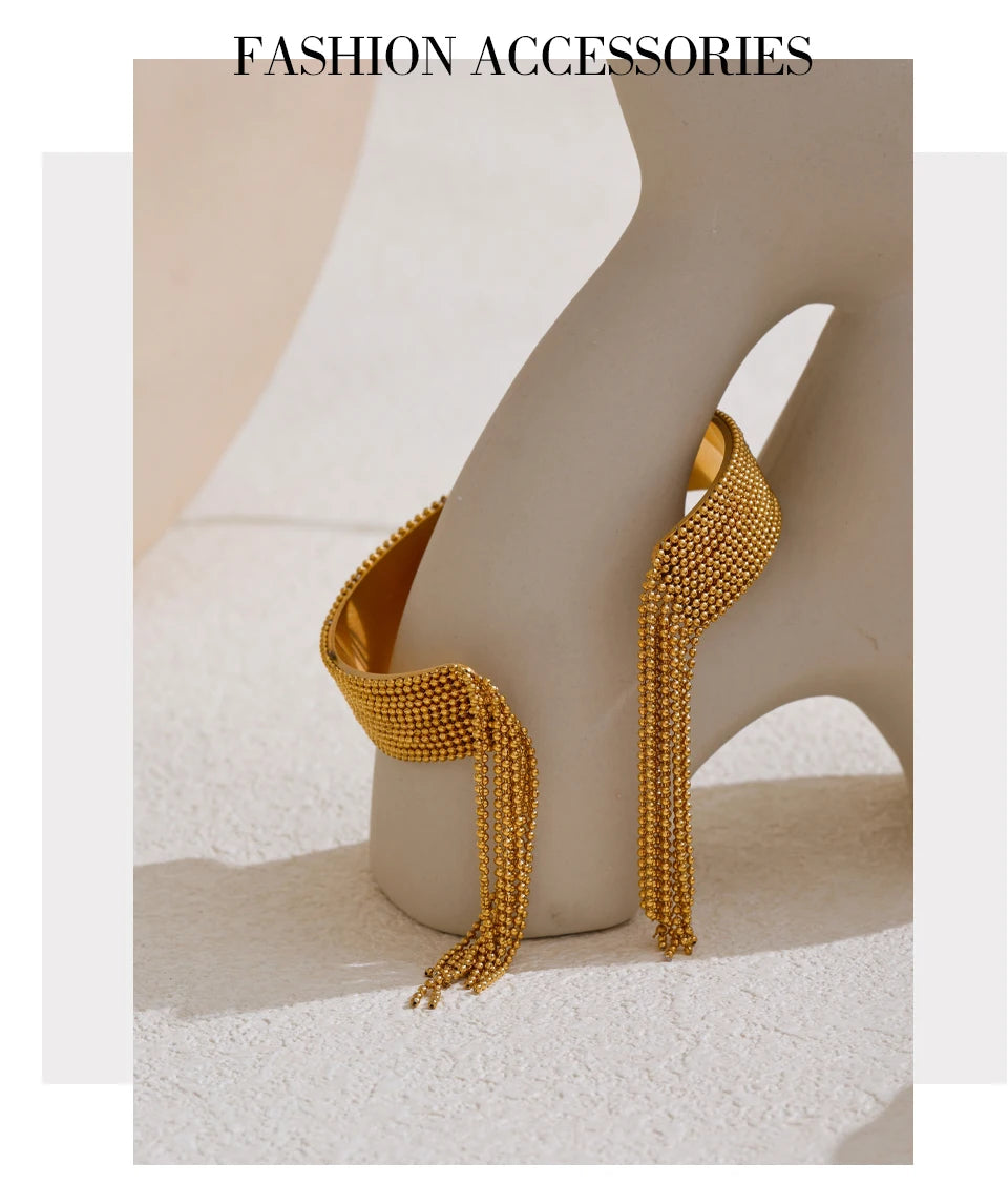 Geometric chain necklace in gold-plated stainless steel.