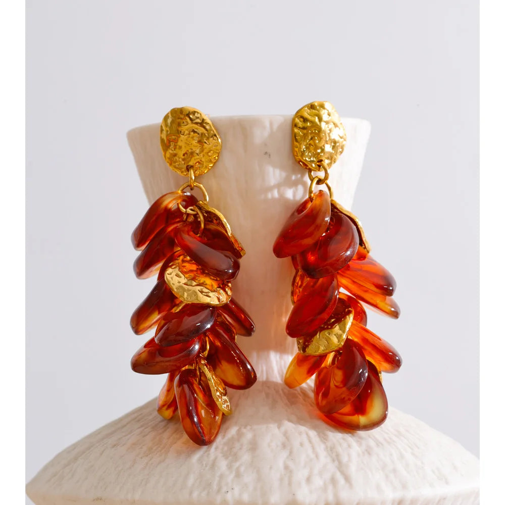 Amber resin flower earrings in gold-plated stainless steel with resin.
