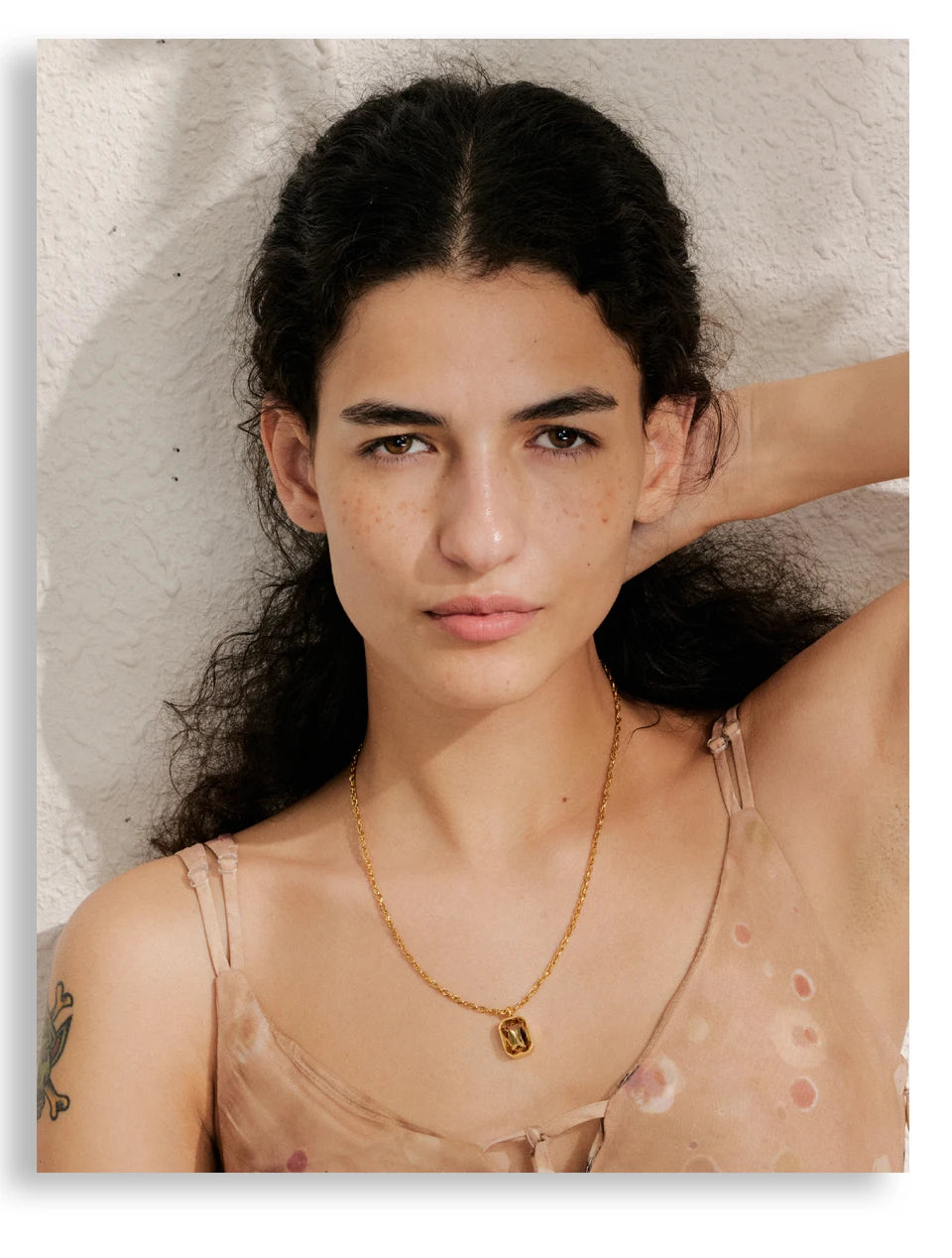 Cubic zirconia geometric necklace in gold-plated stainless steel with cubic zirconia.