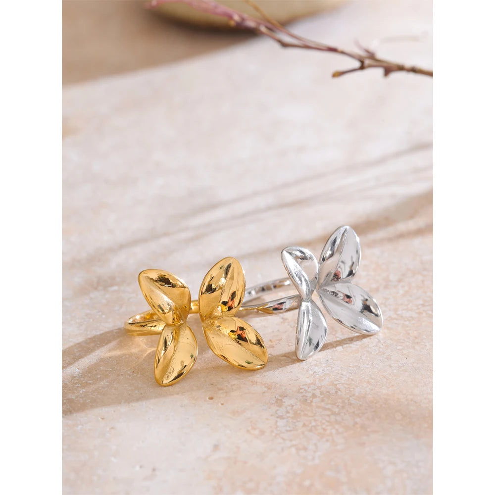 Flower ring in gold-plated stainless steel.