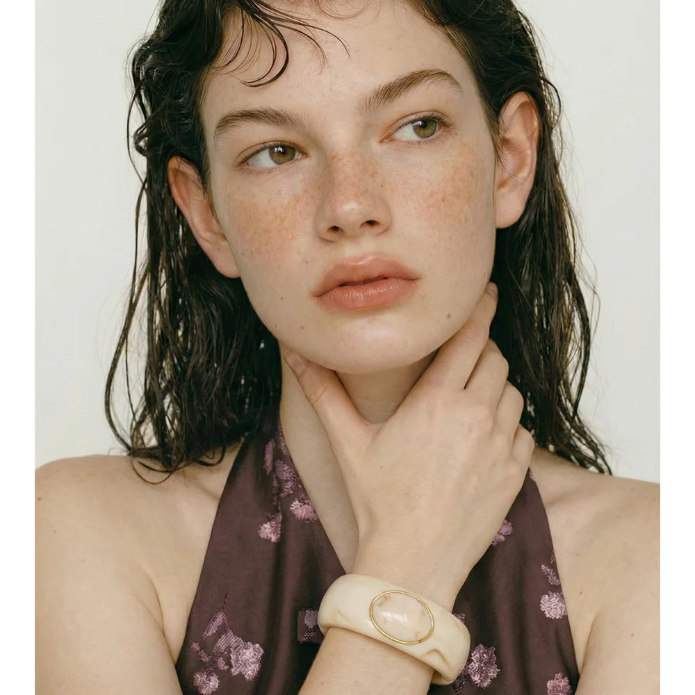 Resin acrylic geometric bracelet in gold-plated stainless steel with resin and acrylic.