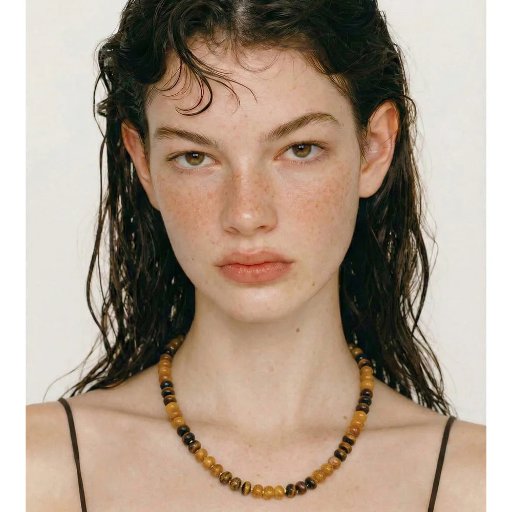 Natural stone beaded geometric necklace in gold-plated stainless steel with natural stone.