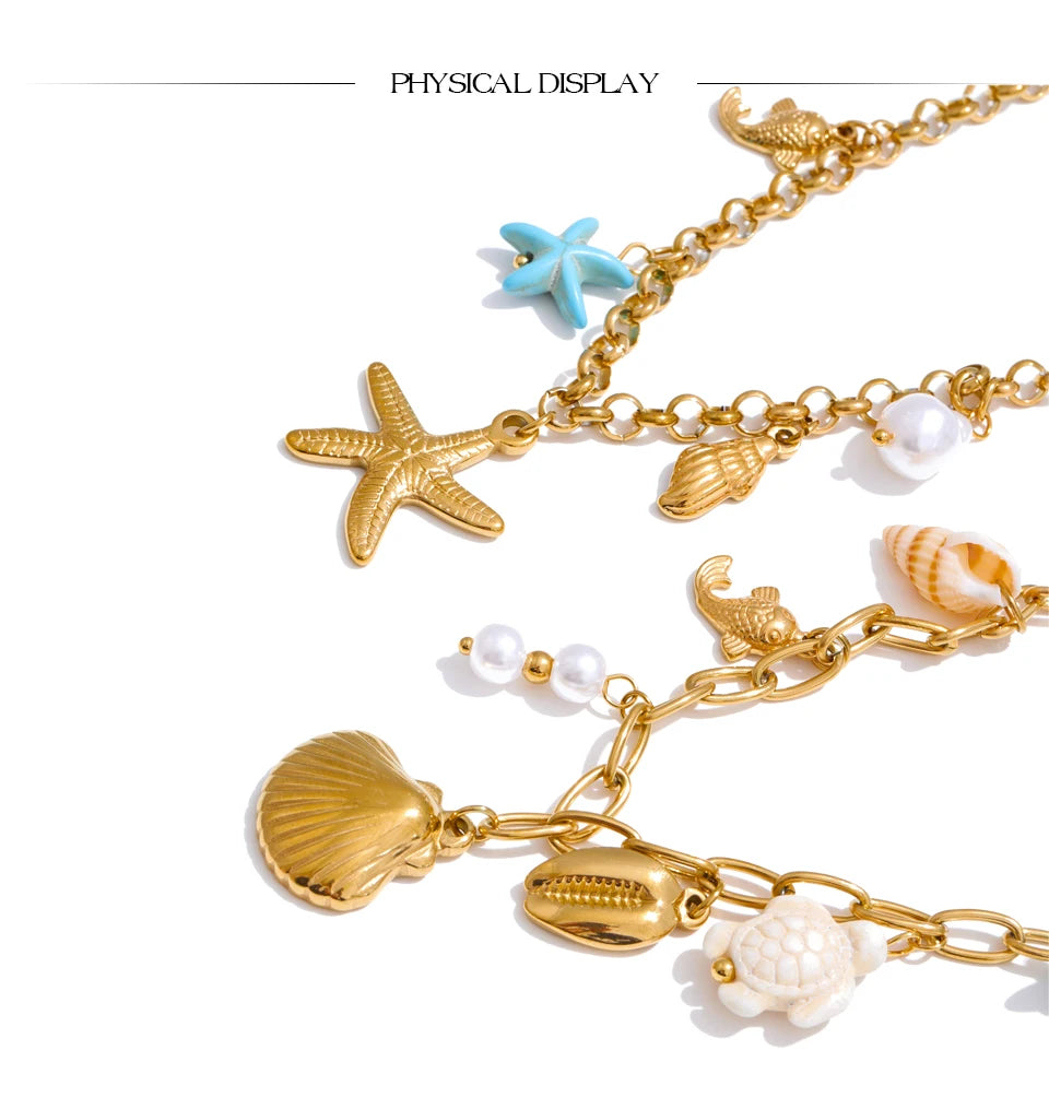 Shell star geometric necklace in gold-plated stainless steel with shell.