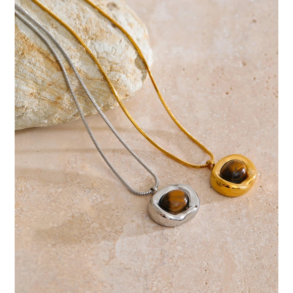 Natural stone geometric necklace in gold-plated stainless steel with natural stone.