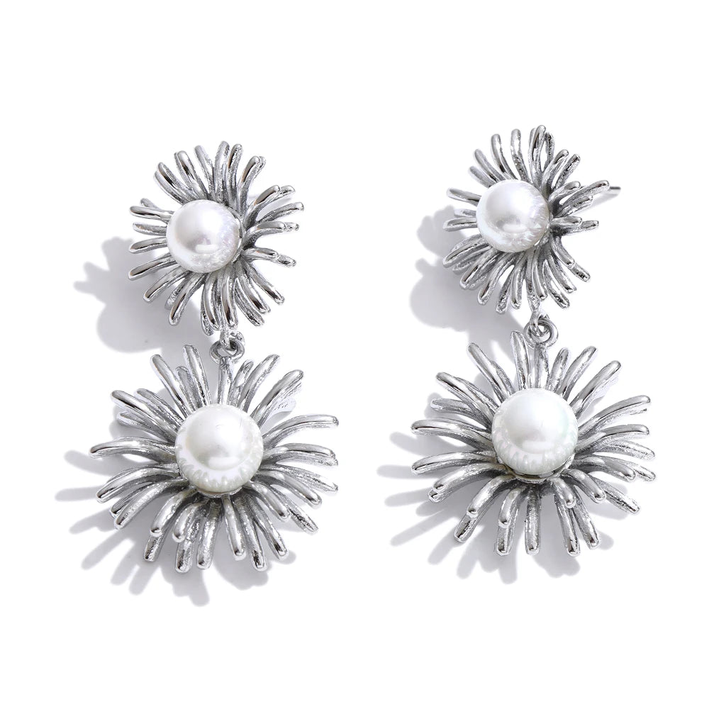 Pearl flower earrings in gold-plated stainless steel with pearl.