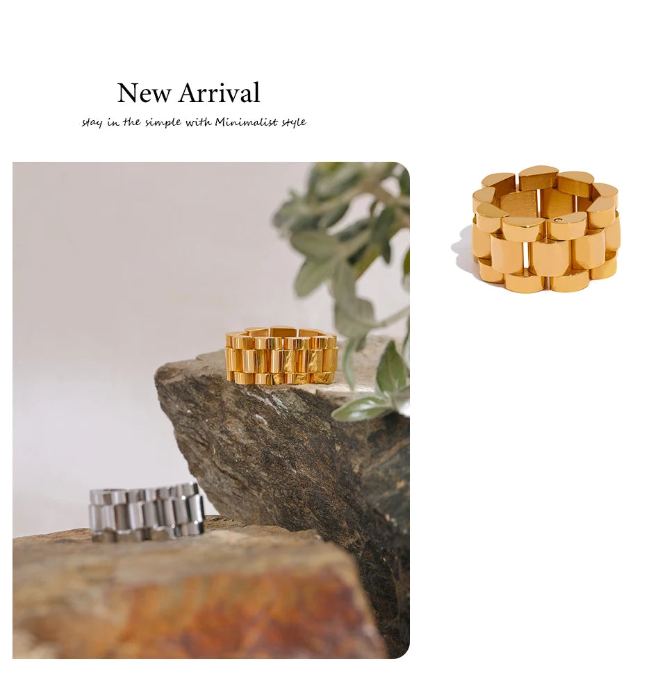Geometric chain ring in gold-plated stainless steel.