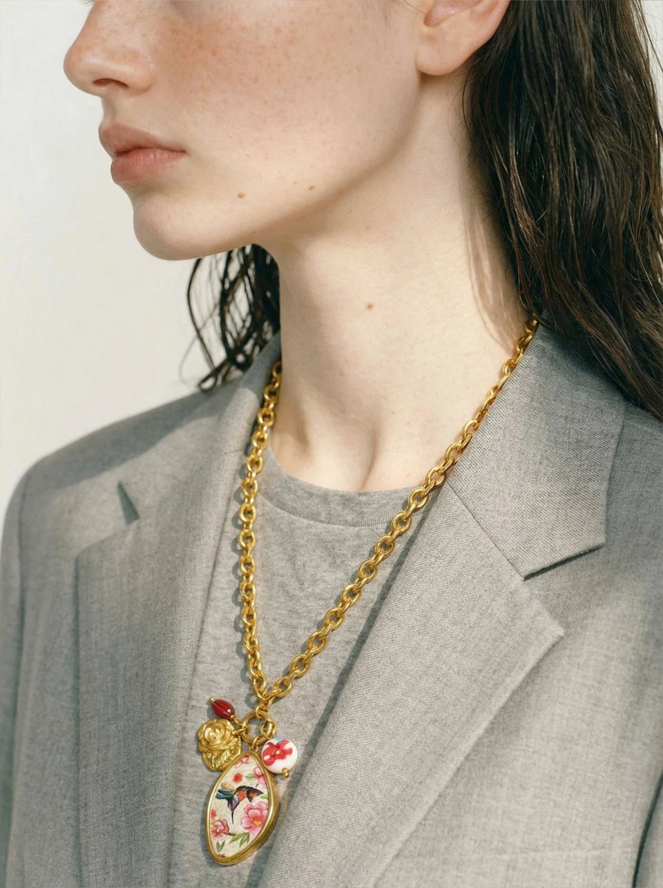 Cubic zirconia resin flower necklace in gold-plated stainless steel with cubic zirconia and resin.