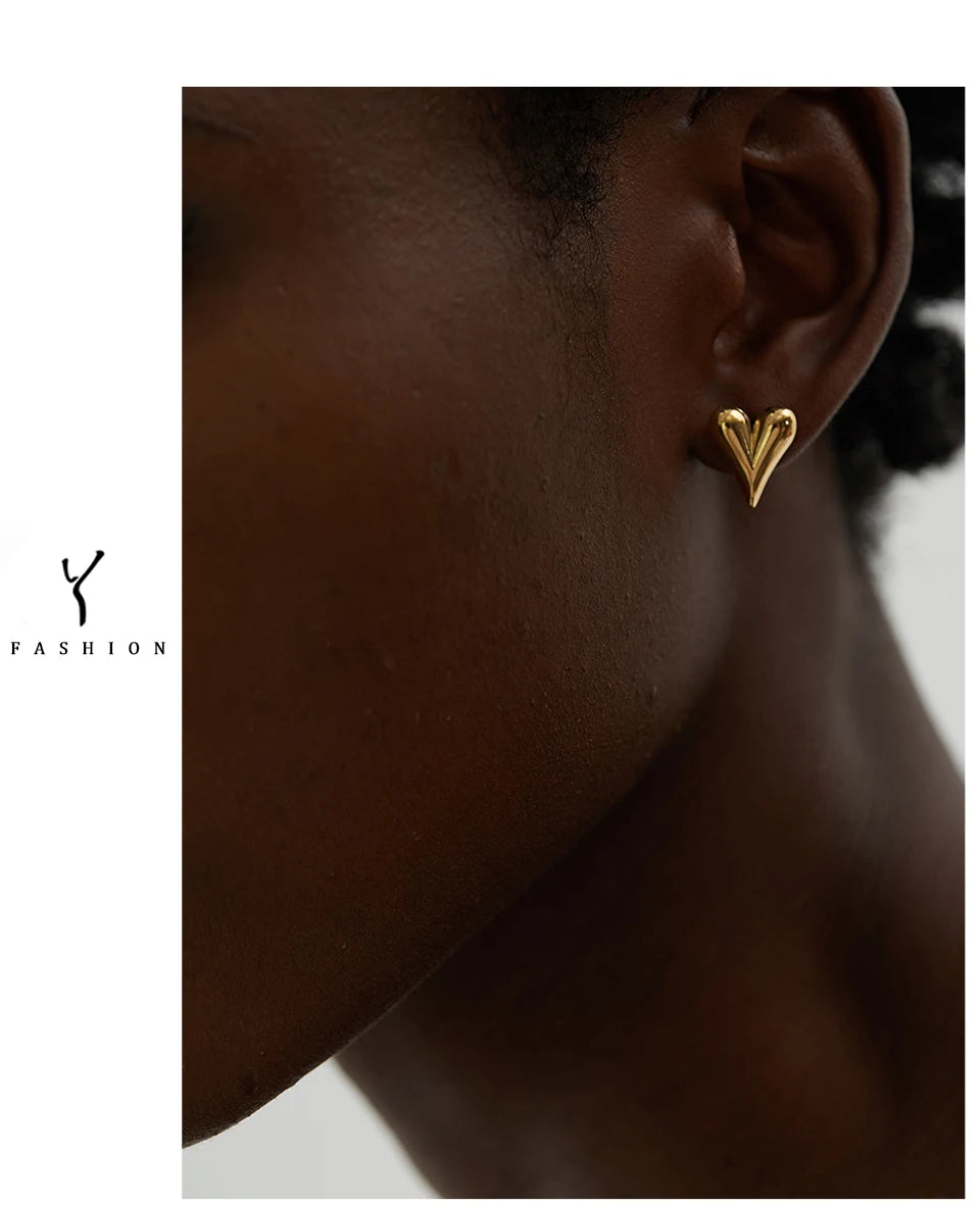 Heart earrings in gold-plated stainless steel.