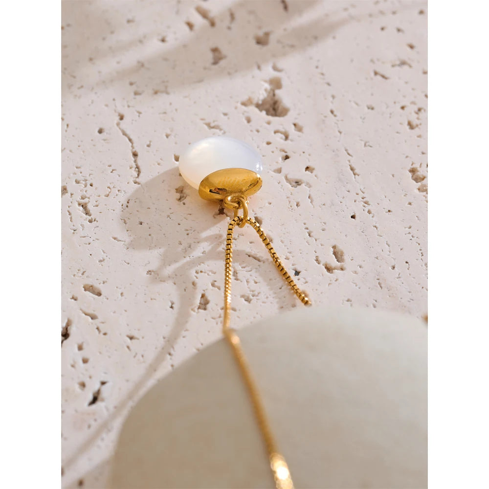 White natural stone geometric necklace in gold-plated stainless steel with natural stone.