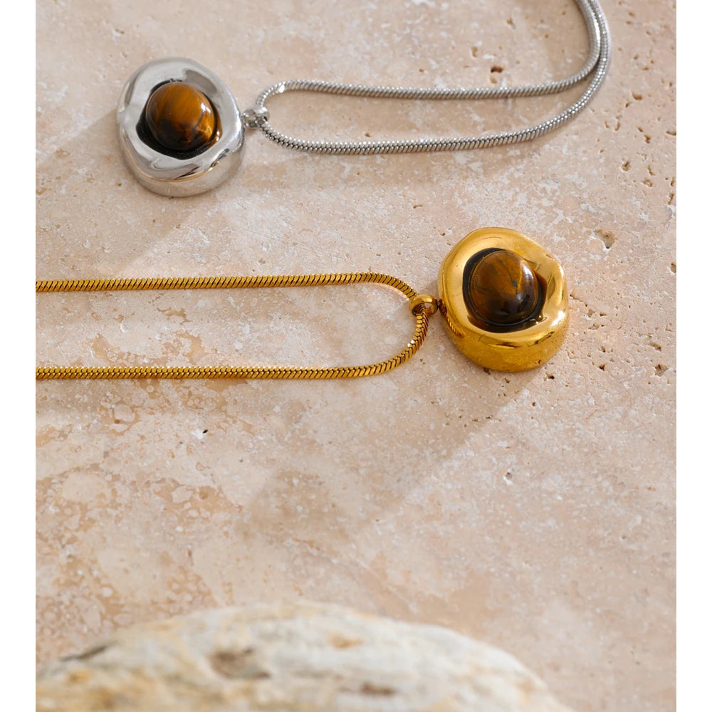 Natural stone geometric necklace in gold-plated stainless steel with natural stone.