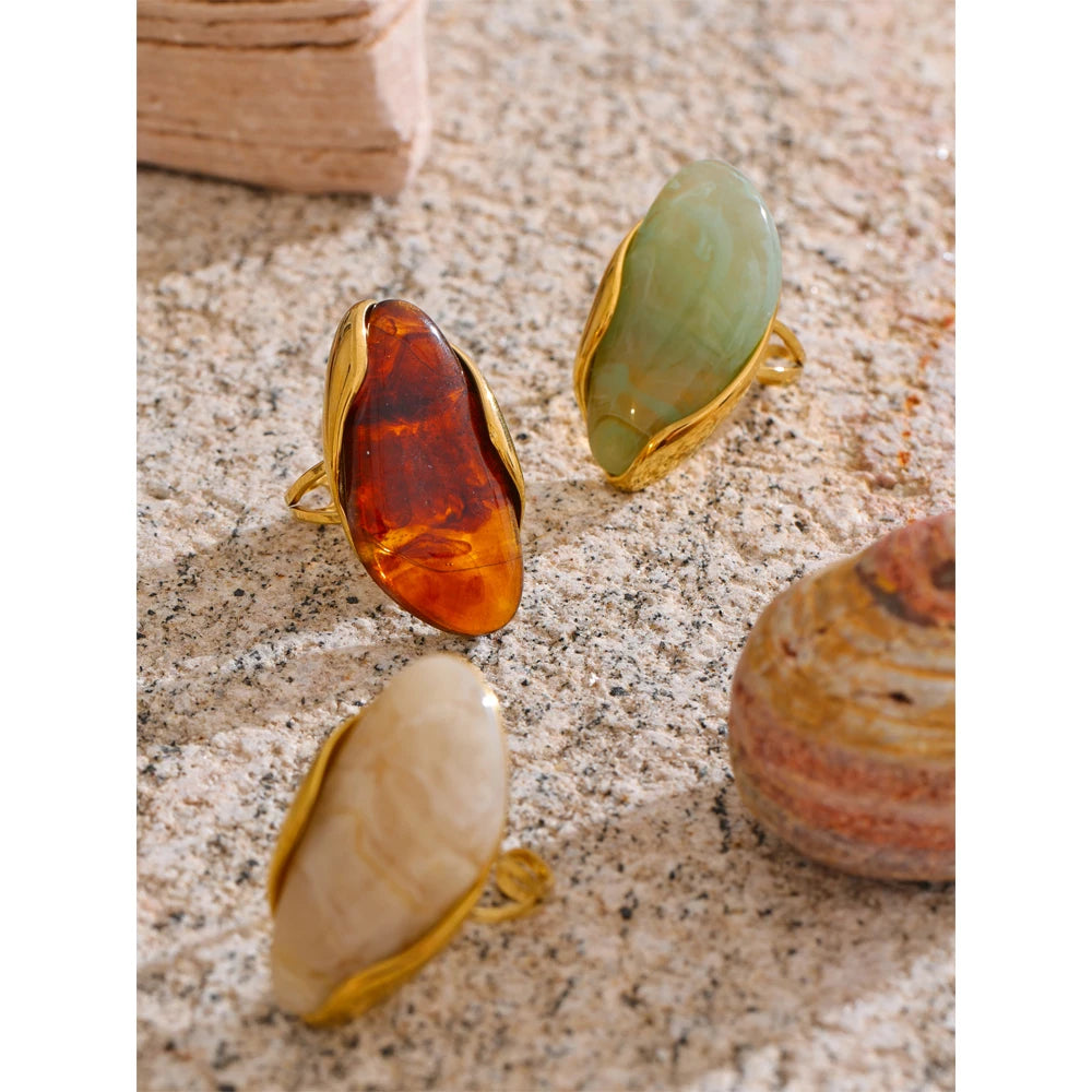 Green resin geometric ring in 18K gold-plated stainless steel with resin.