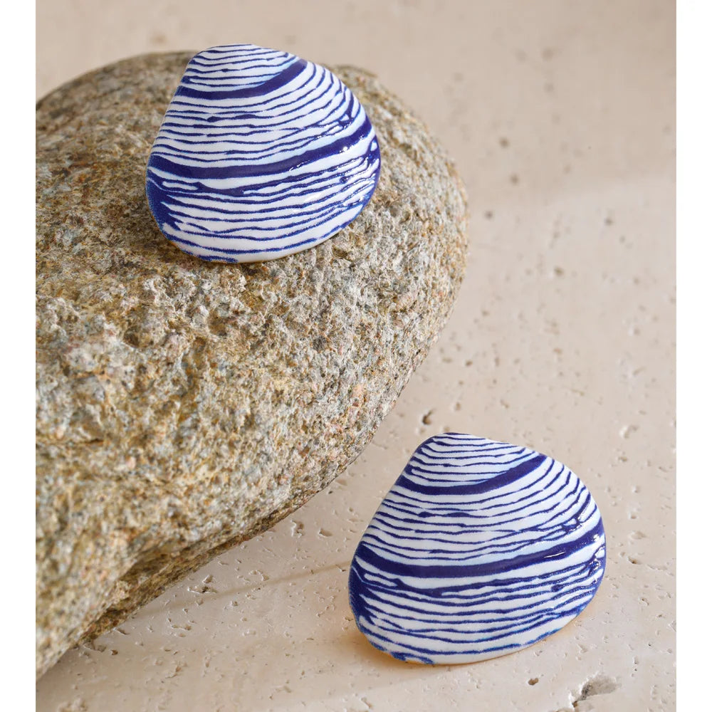 Shell enamel geometric earrings in gold-plated stainless steel with shell and enamel.