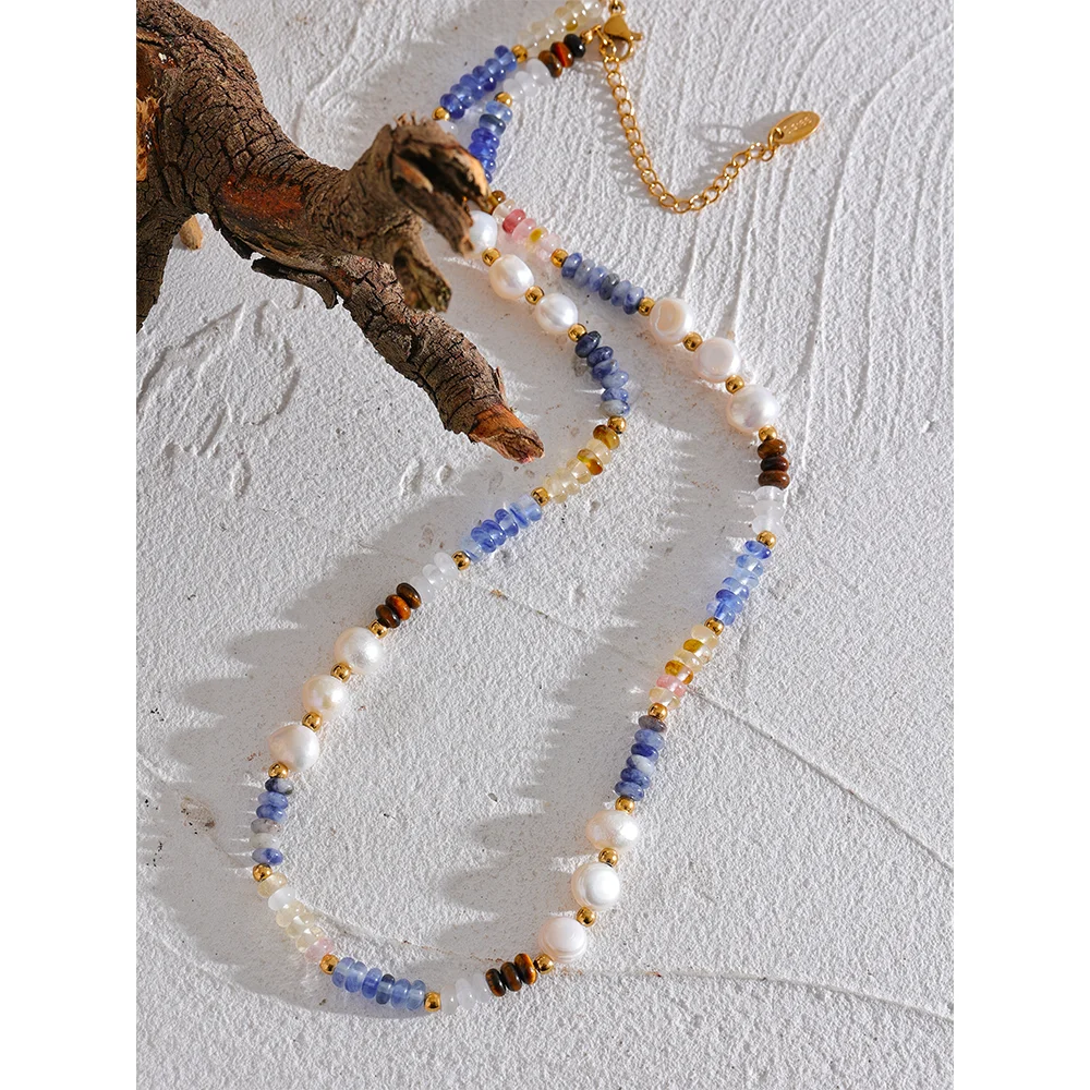 Freshwater pearl natural stone beaded necklace in gold-plated stainless steel with freshwater pearl and natural stone.