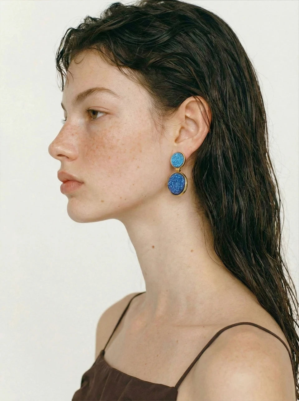 Resin geometric earrings in gold-plated stainless steel with resin.
