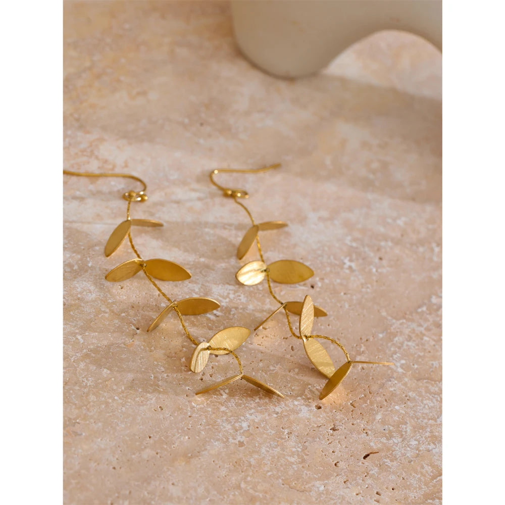 Vintage geometric earrings in gold-plated stainless steel.
