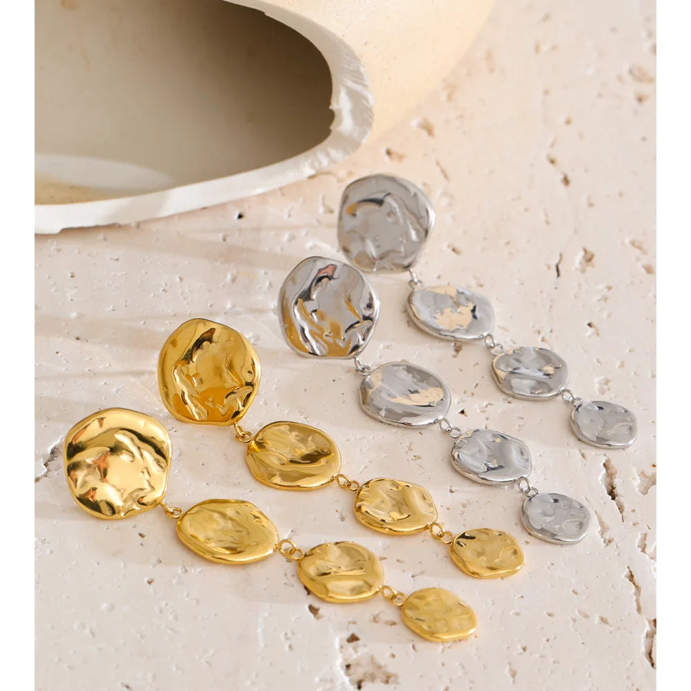 Geometric chain earrings in gold-plated stainless steel.