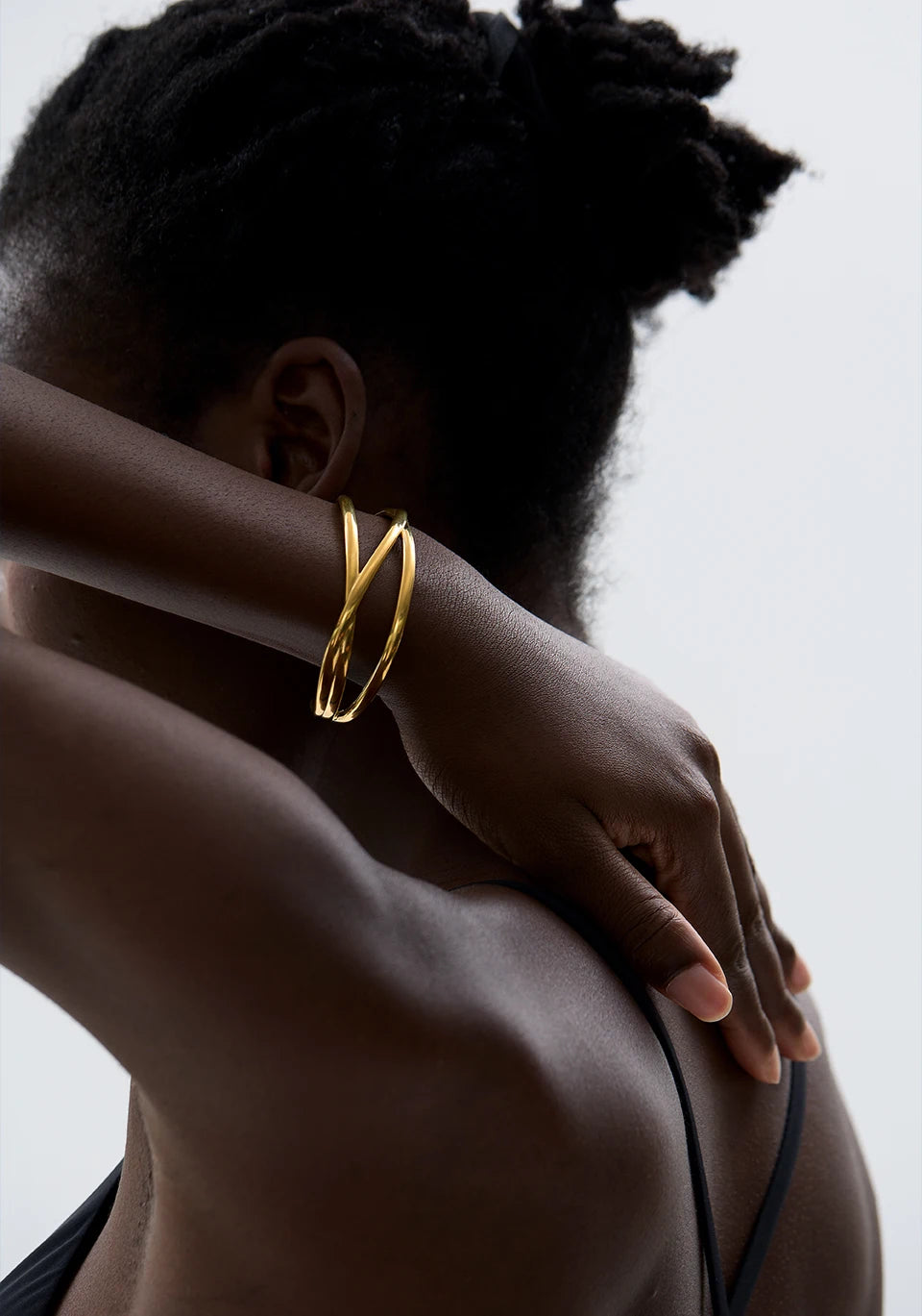 Minimalist geometric bracelet in gold-plated stainless steel.
