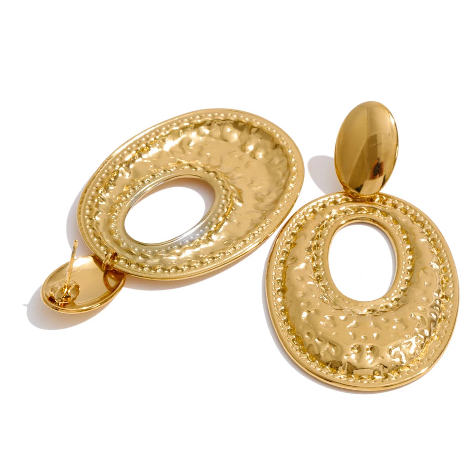 Geometric earrings in gold-plated stainless steel.