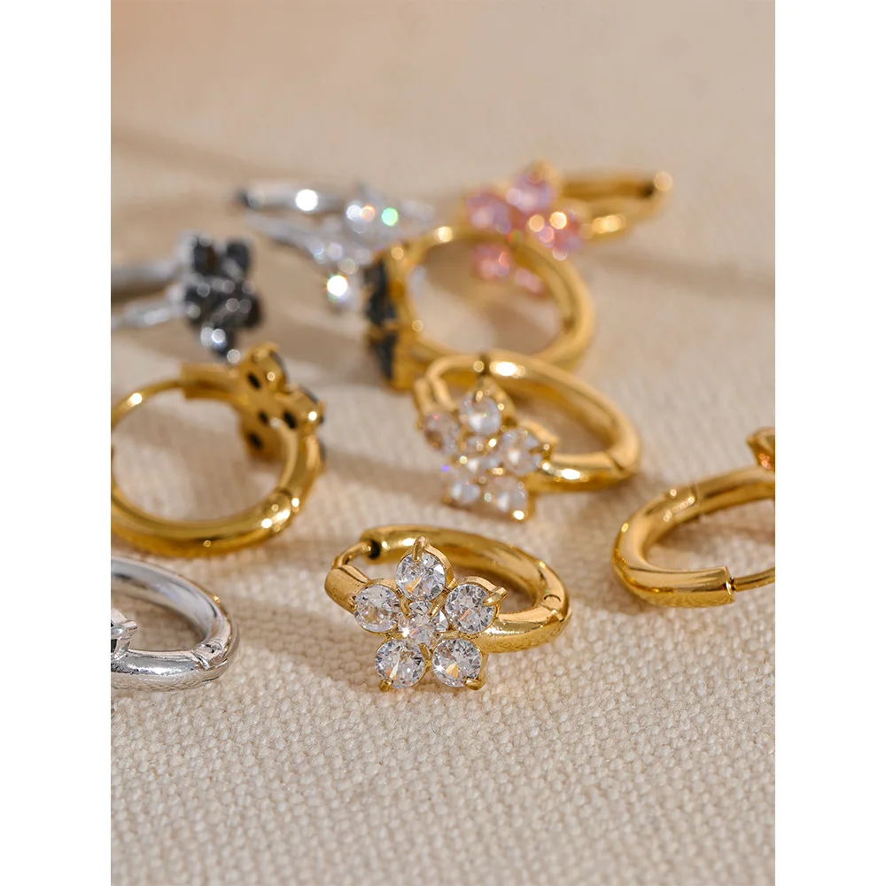 Cubic zirconia flower earrings in gold-plated stainless steel with cubic zirconia.