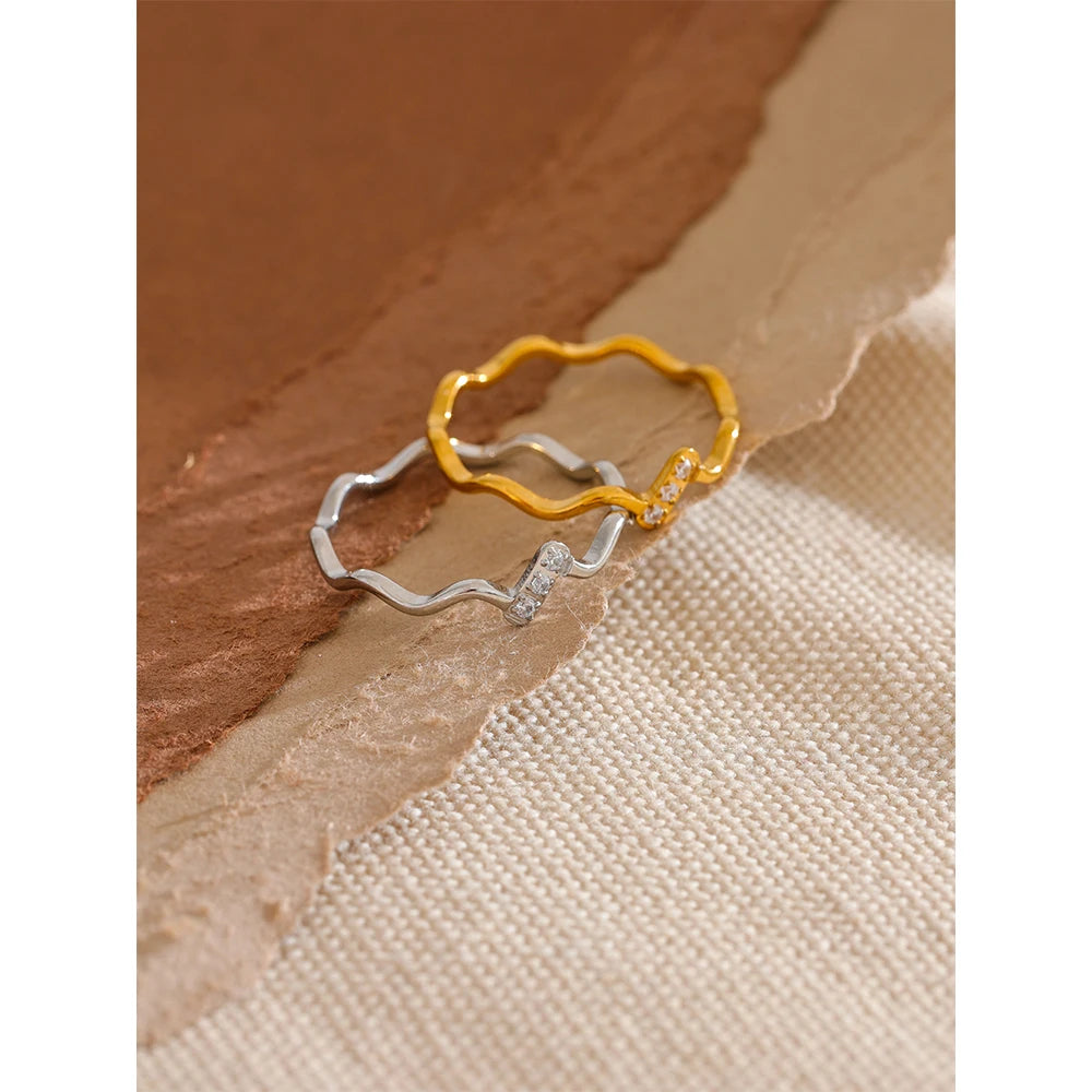 Cubic zirconia minimalist geometric ring in gold-plated stainless steel with cubic zirconia.