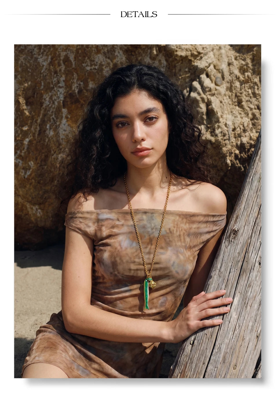 Enamel geometric chain necklace in gold-plated stainless steel with enamel.