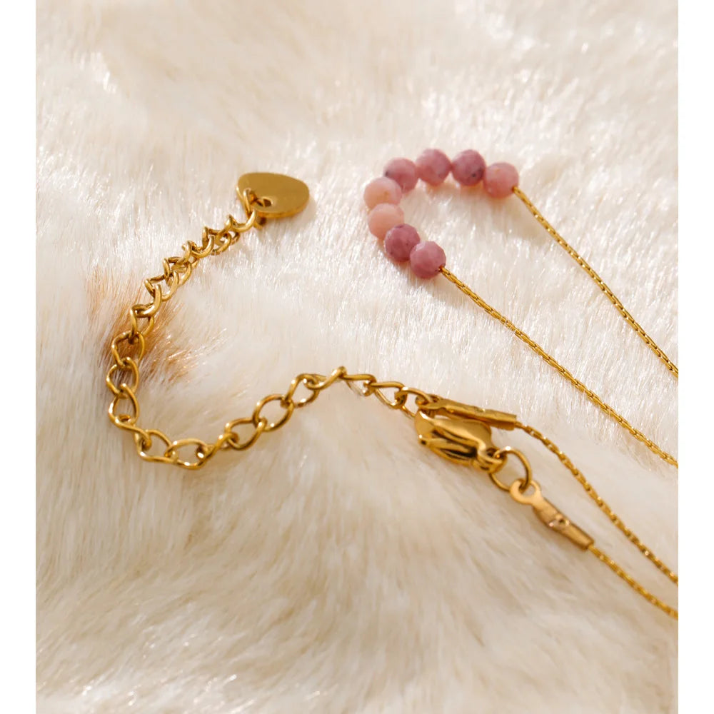 Natural stone beaded geometric necklace in gold-plated stainless steel with natural stone.